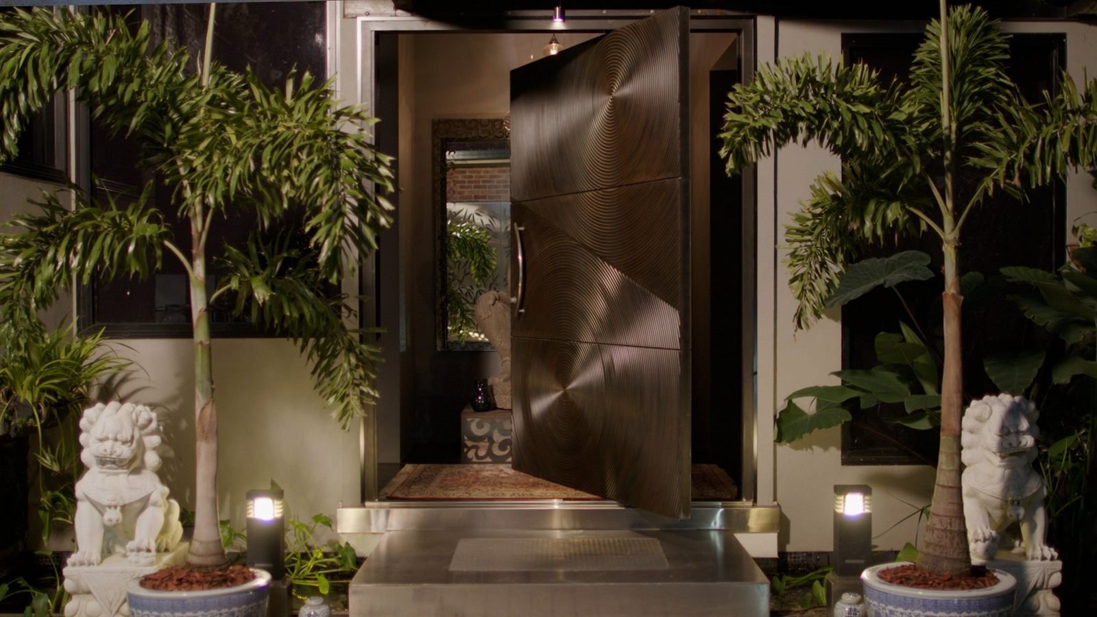 Night villa aluminum pivot door project