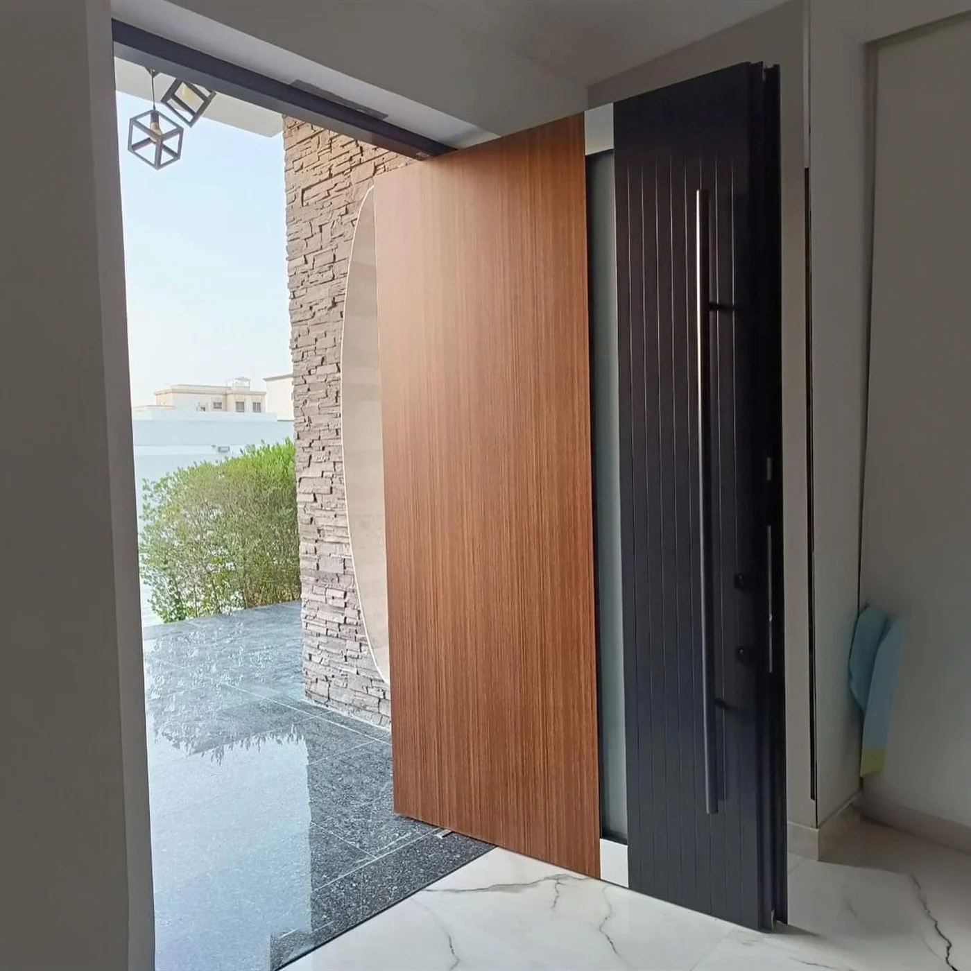 Mixed-finish pivot door design reference 0082 from the AsvntDoor design library