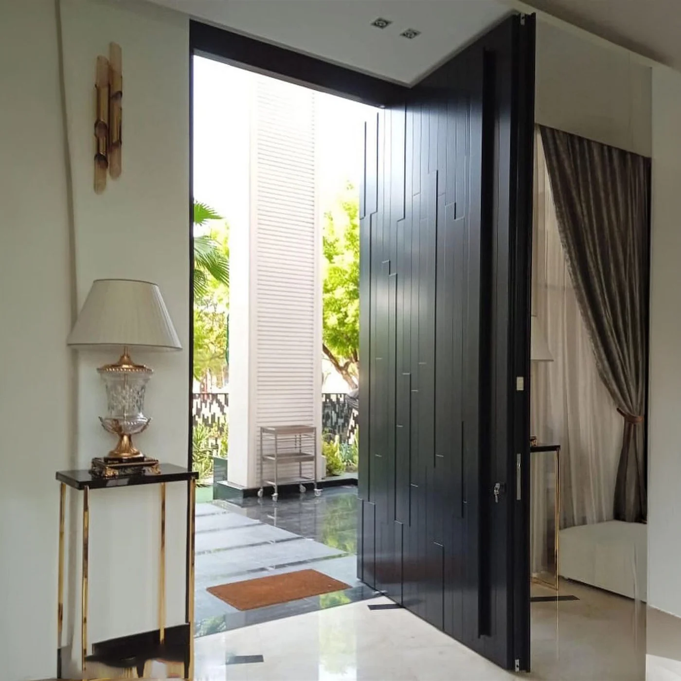 Solid-colour pivot door design reference 0075 from the AsvntDoor design library