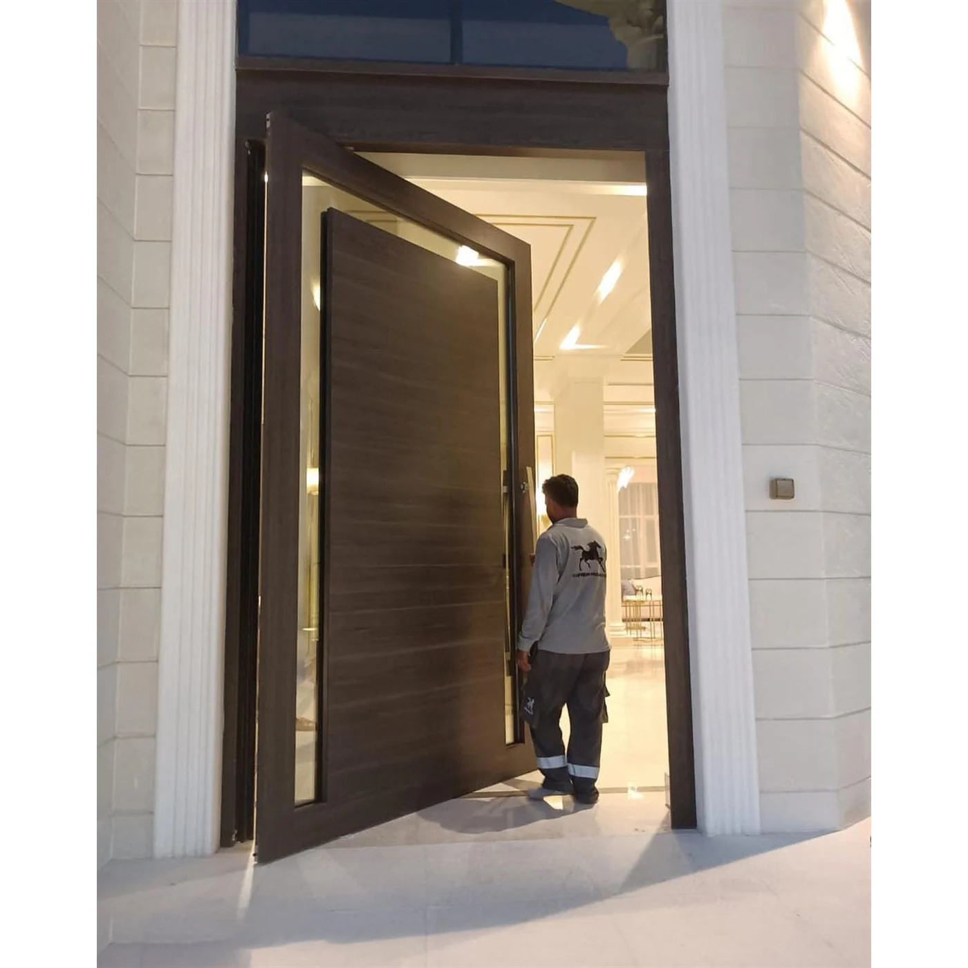 Wood-grain pivot door design reference 0077 from the AsvntDoor design library